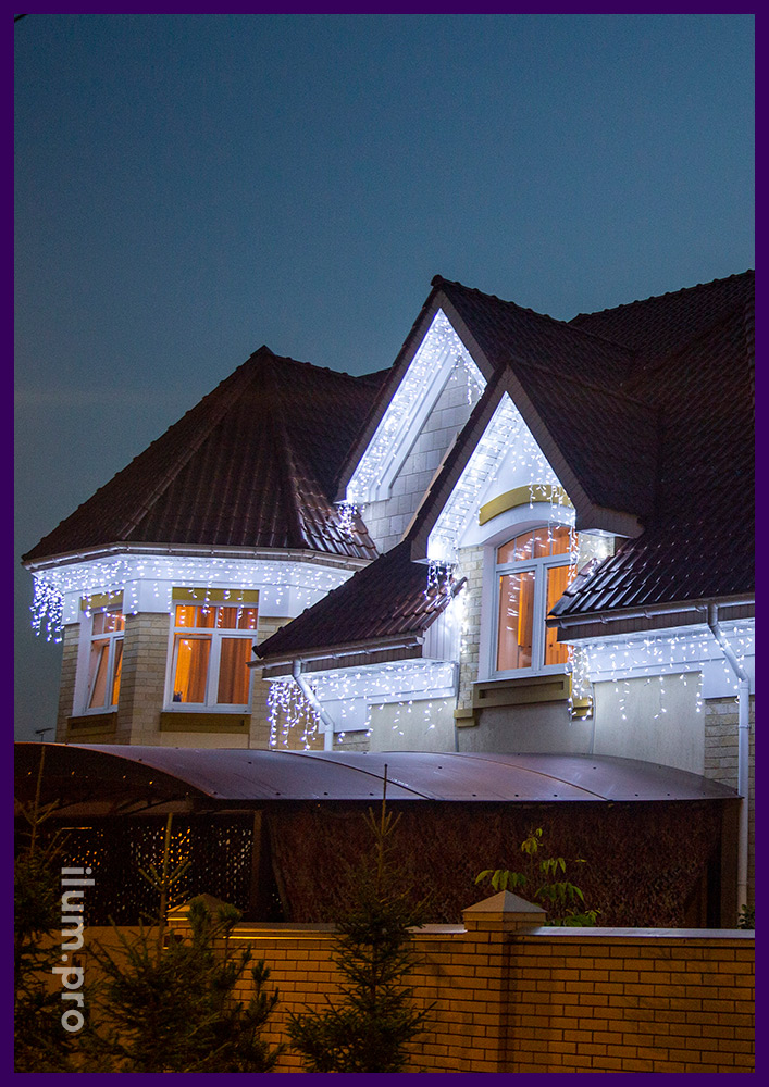 Подсветка белой светодиодной гирляндой контуров крыши коттеджа в посёлке Шишкин лес