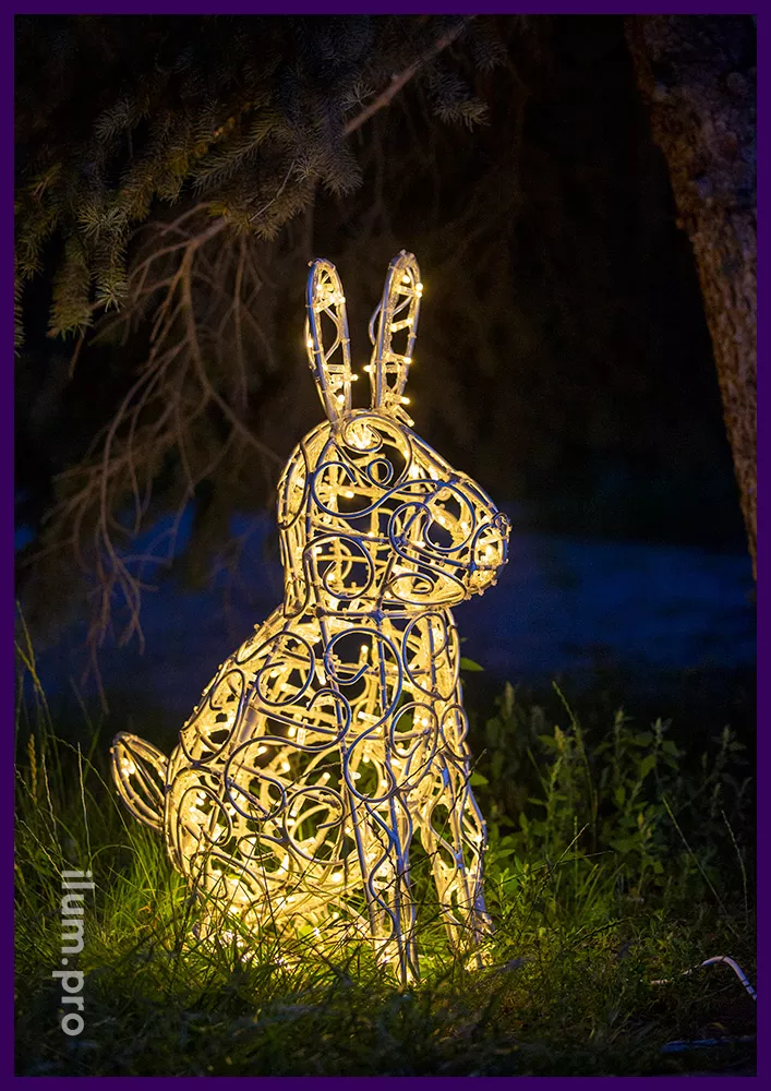 Объёмная декоративная фигура зайца с гирляндами на Новый год