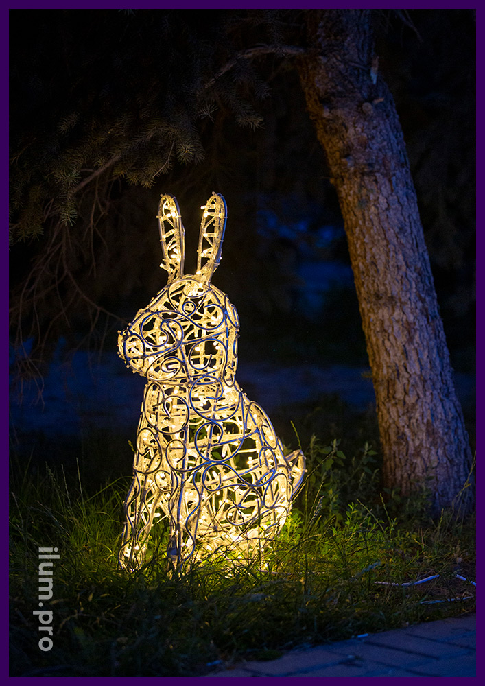 Сидящий заяц - объёмная металлическая фигура с гирляндами