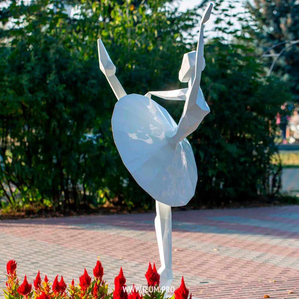 Белая скульптура полигональной балерины из стали