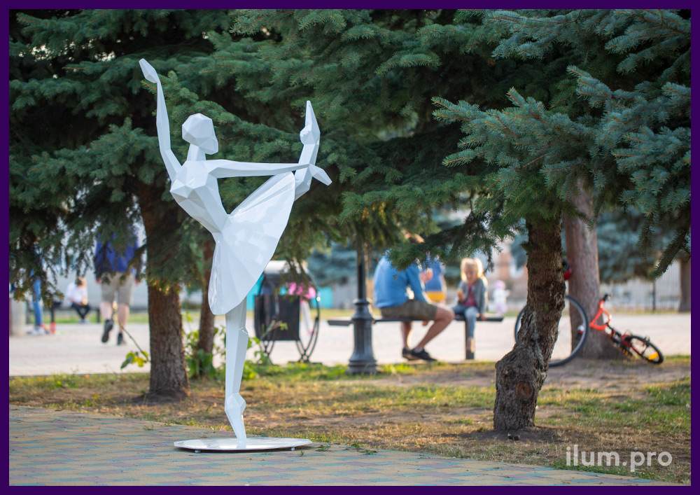Скульптура полигональная из стали в форме балерины в саду