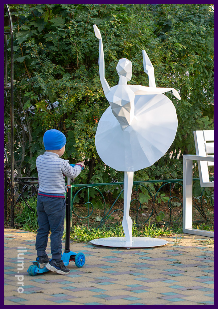 Балерина полигональная из стали с белой краской - уличная скульптура