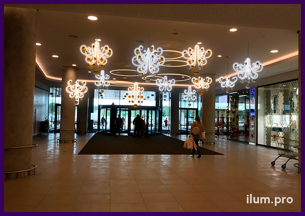 Новогоднее украшение торгового центра светодиодными подвесами в форме люстр из гирлянд