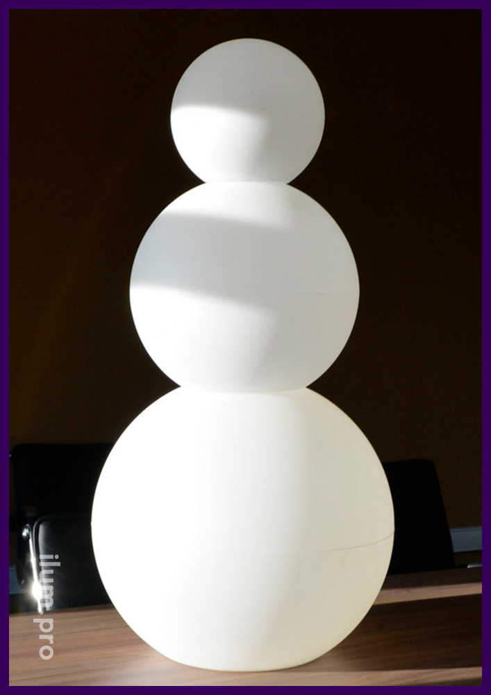 Снеговик из полиэтилена с встроенной подсветкой белого цвета
