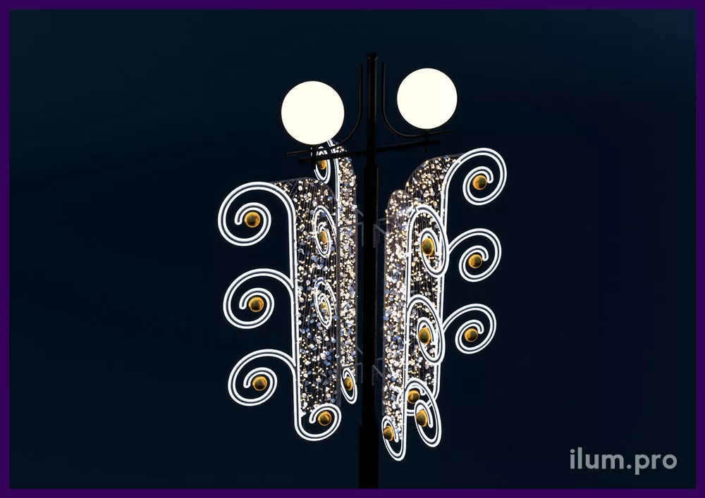 Украшение фонарей в парке световыми консолями с гирляндами