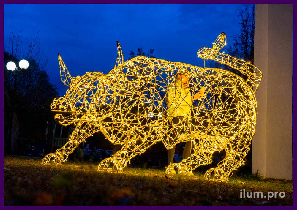 Уличная фигура с подсветкой для украшения площади на Новый год - атакующий бык