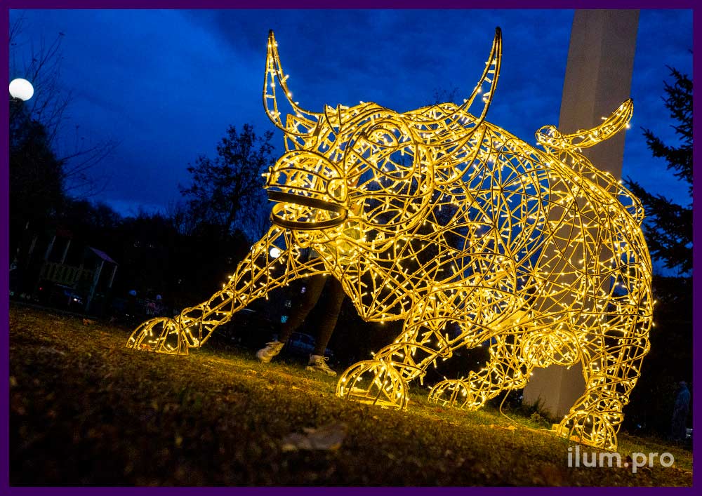 Металлическая скульптура быка с подсветкой для украшения улицы на Новый год