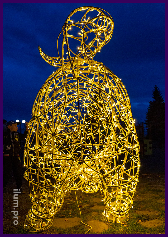 Скульптура быка - символ 2021 года из металла с подсветкой уличными гирляндами
