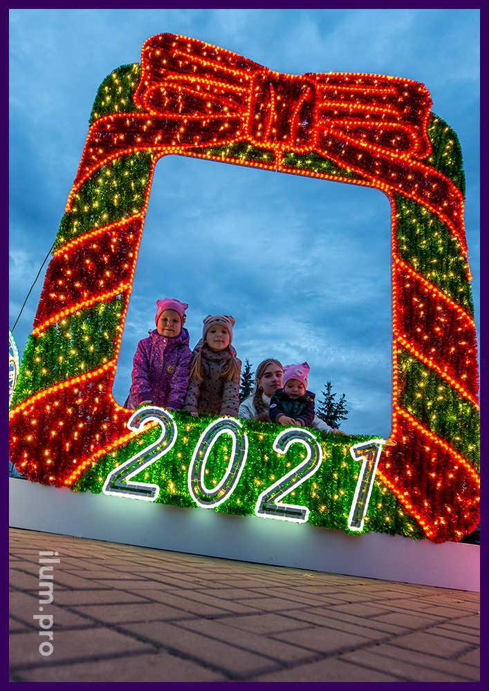 Новогоднее украшение площади световыми фигурами с мишурой и гирляндами с бантом