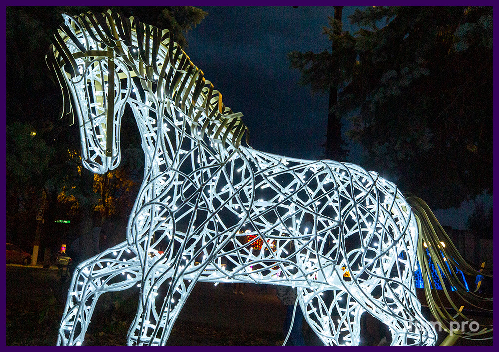 Светодиодная композиция в форме лошадки-качалки с уличными гирляндами для украшения на Новый год