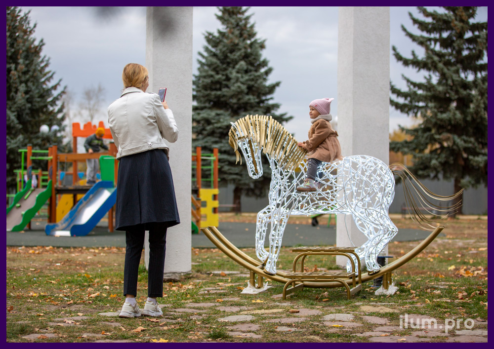 Декоративная фигура с иллюминацией - лошадка металлическая на полозьях с гирляндами