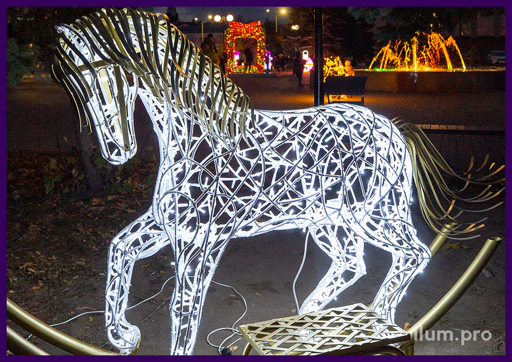 Металлическая фигура для украшения территории на Новый год с гирляндами в форме лошади
