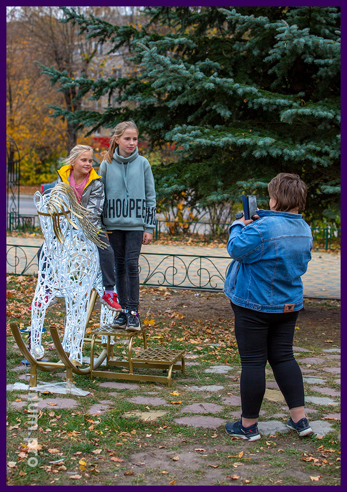 Фотозона для парка на Новогодние праздники - металлическая лошадка с гирляндами белого цвета