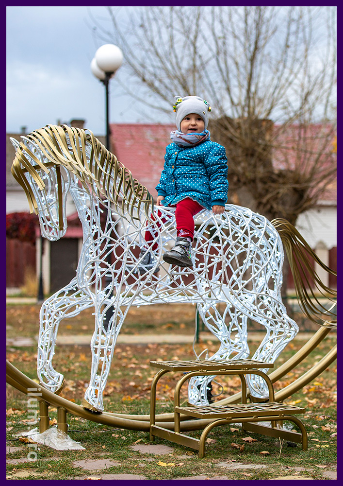 Лошадка со светодиодной иллюминацией для украшения интерьера и улицы на праздники