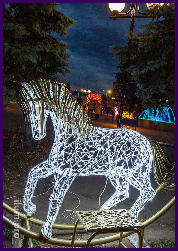 Лошадка из металла и светодиодной подсветки - уличная фигура для декорирования на праздники