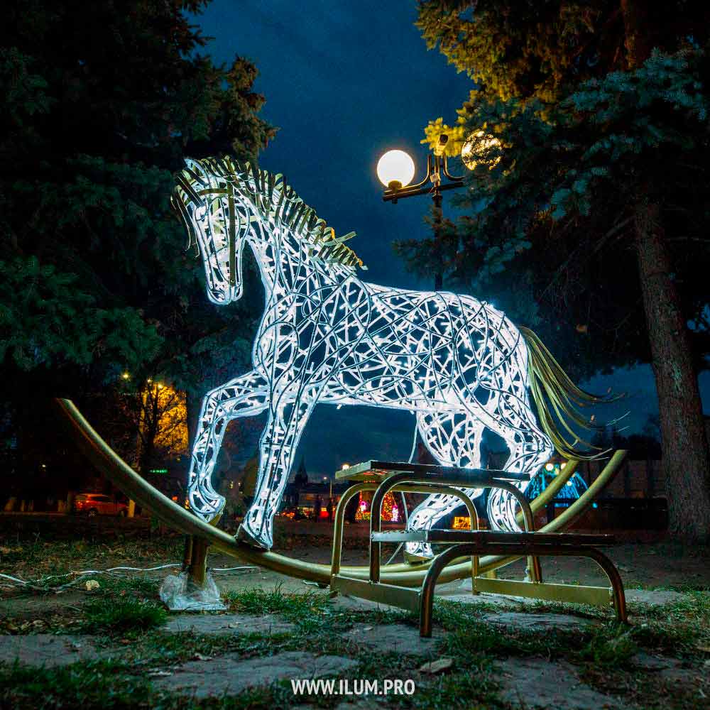 Светящаяся лошадка-качалка со светодиодными гирляндами в парке