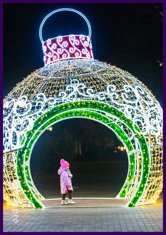 Шар-арка светящаяся в форме ёлочной игрушки - новогодняя иллюминация с гирляндами и дюралайтом