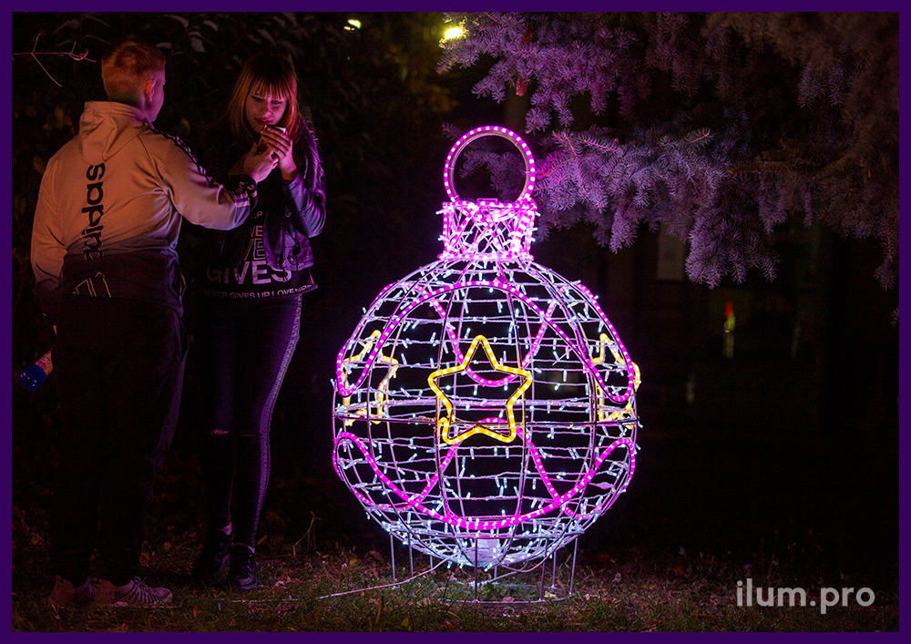 Световые фигуры в форме шаров с узорами из гирлянд и светодиодного дюралайта на Новый год