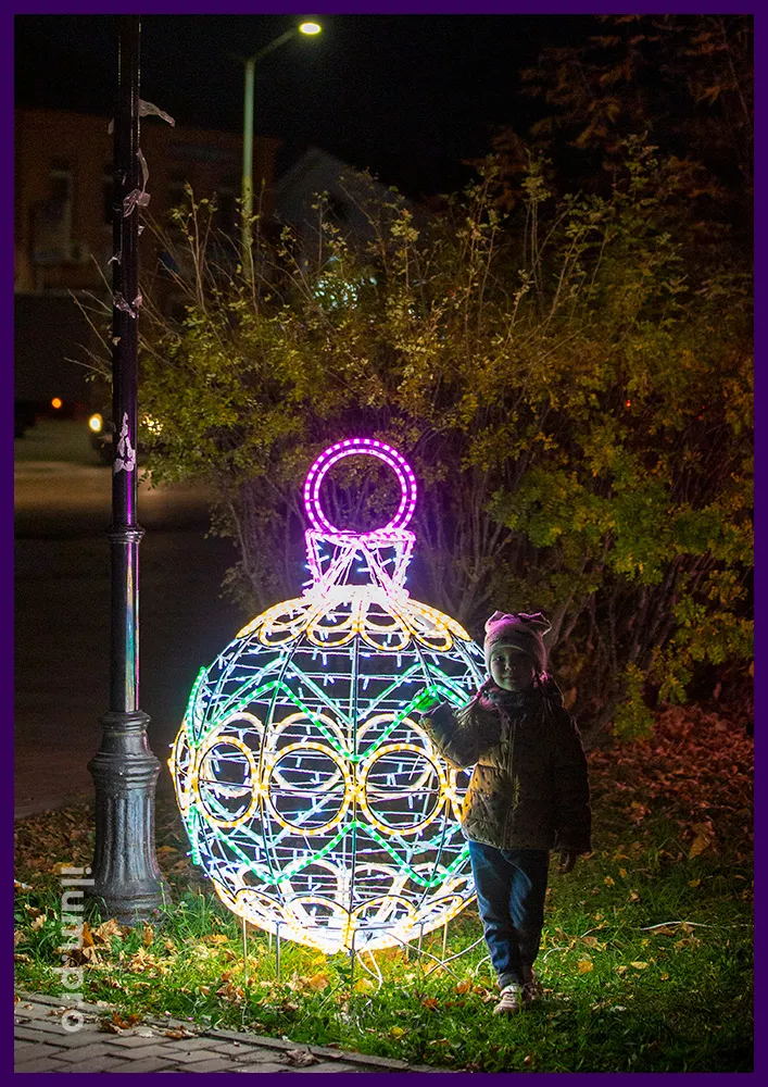 Светодиодные шары из гирлянд на алюминиевом каркасе с дюралайтом на Новый год