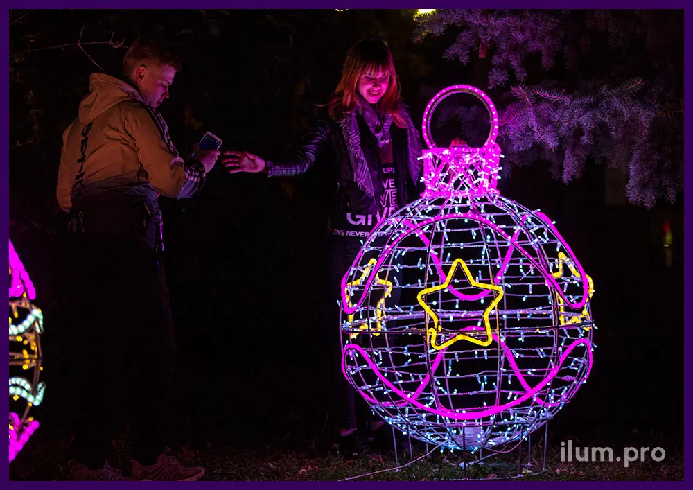 Новогодняя подсветка для парка в форме шаров с гирляндами разных цветов