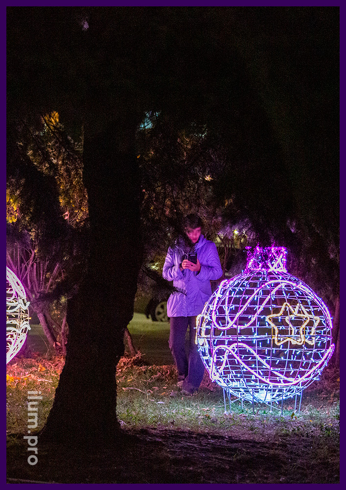 Фотозона со светящимися шарами из гирлянд и светодиодного дюралайта в парке