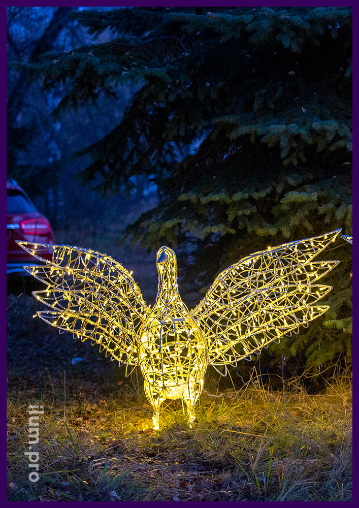 Световые фигуры птиц с гирляндами на полянке в парке