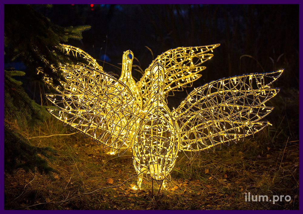 Фигуры птиц из металла с подсветкой уличными гирляндами тёплых тонов