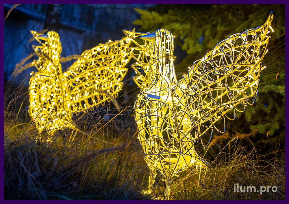 Световые фигуры в форме гусей с большими крыльями из гирлянд и металла