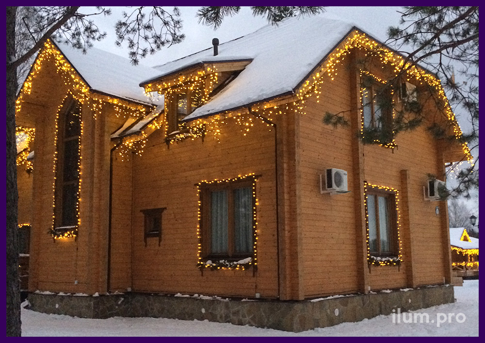 Подсветка крыши частного дома бахромой тёпло-белого цвета и окон нитями