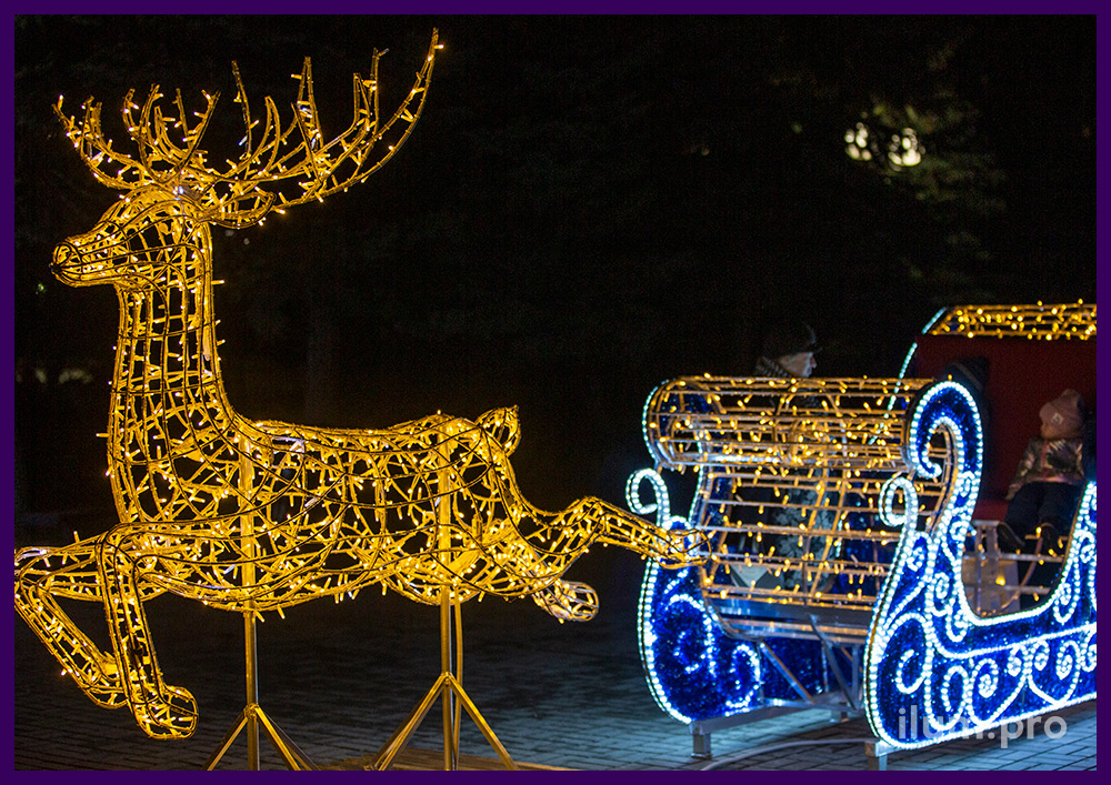 Новогоднее украшение площади световыми фигурами животных с гирляндами и мишурой