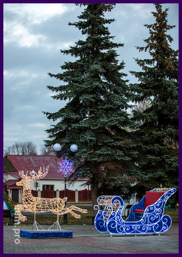 Новогоднее украшение площади светодиодной фигурой оленя и санями из мишуры и дюралайта