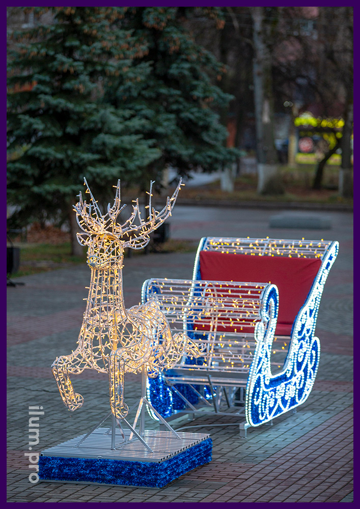Декорации с подсветкой гирляндами на Новый год - фотозона олень и сани
