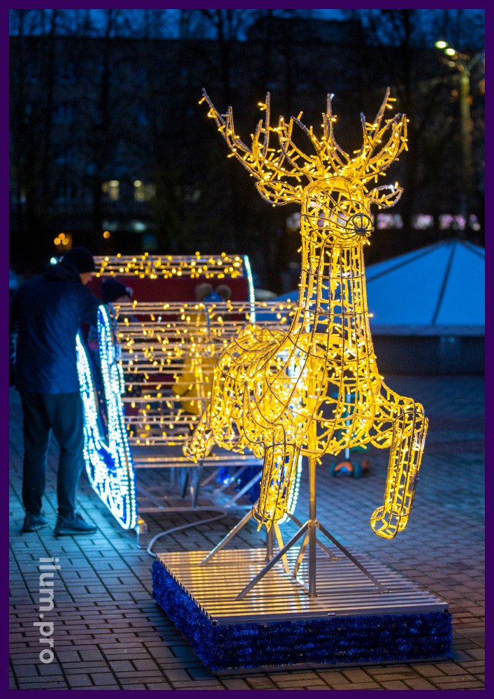Световая фигура оленя из гирлянд на металлическом каркасе на Новый год
