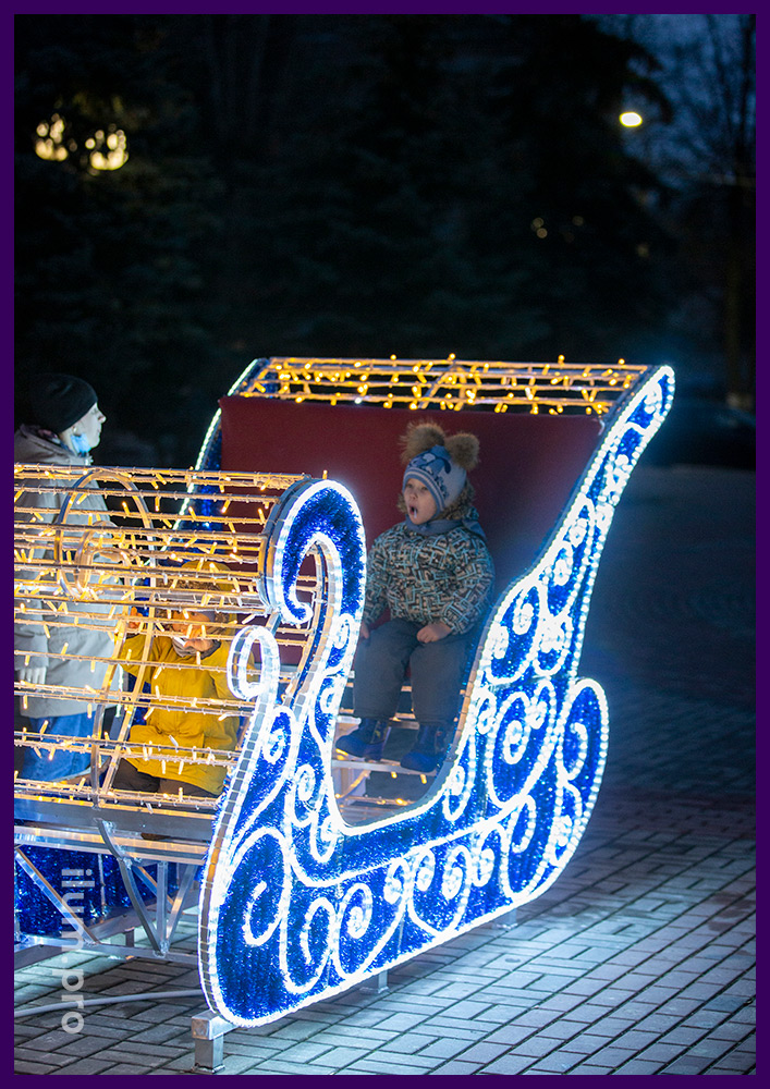 Сани с гирляндами и синей мишурой, подсветка контуров дюралайтом на Новый год