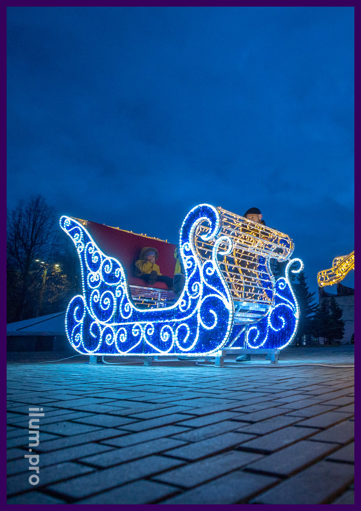 Декоративная иллюминация для украшения новогодней площади с гирляндами и мишурой