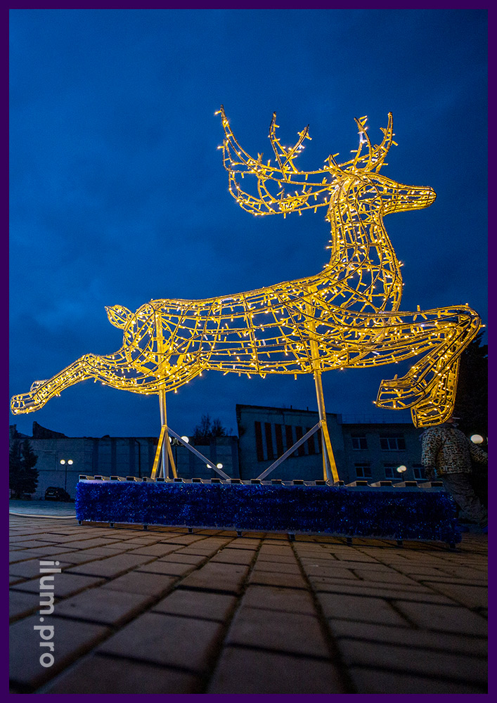 Новогодние декорации для украшения городских площадей с оленями и санями