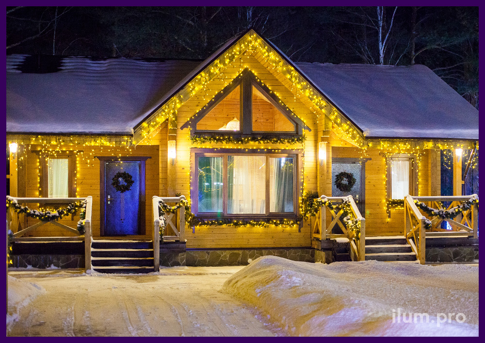 Подсветка крыши и окон частного дома тёплыми гирляндами и декор на Новый год