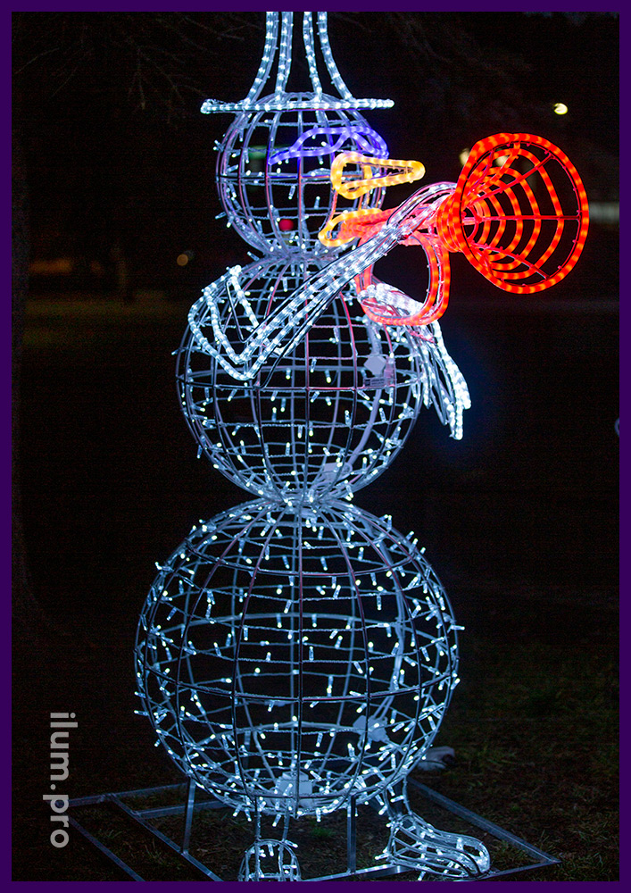 Украшение парка световой фигурой снеговика с разноцветными гирляндами