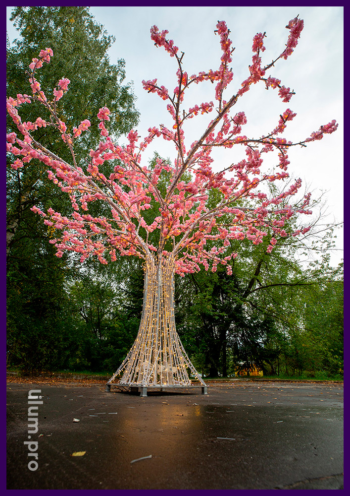 Металлическое дерево из алюминия с подсветкой тёпло-белыми гирляндами и розовыми цветами