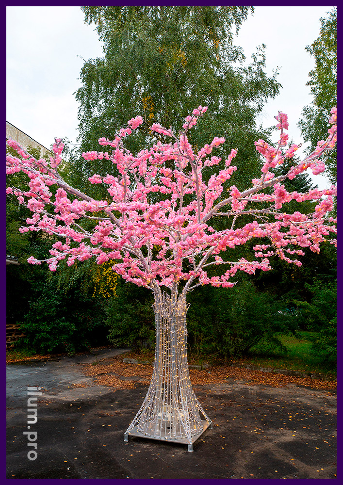 Уличное дерево из гирлянд и искусственных цветов на каркасе из алюминиевых труб