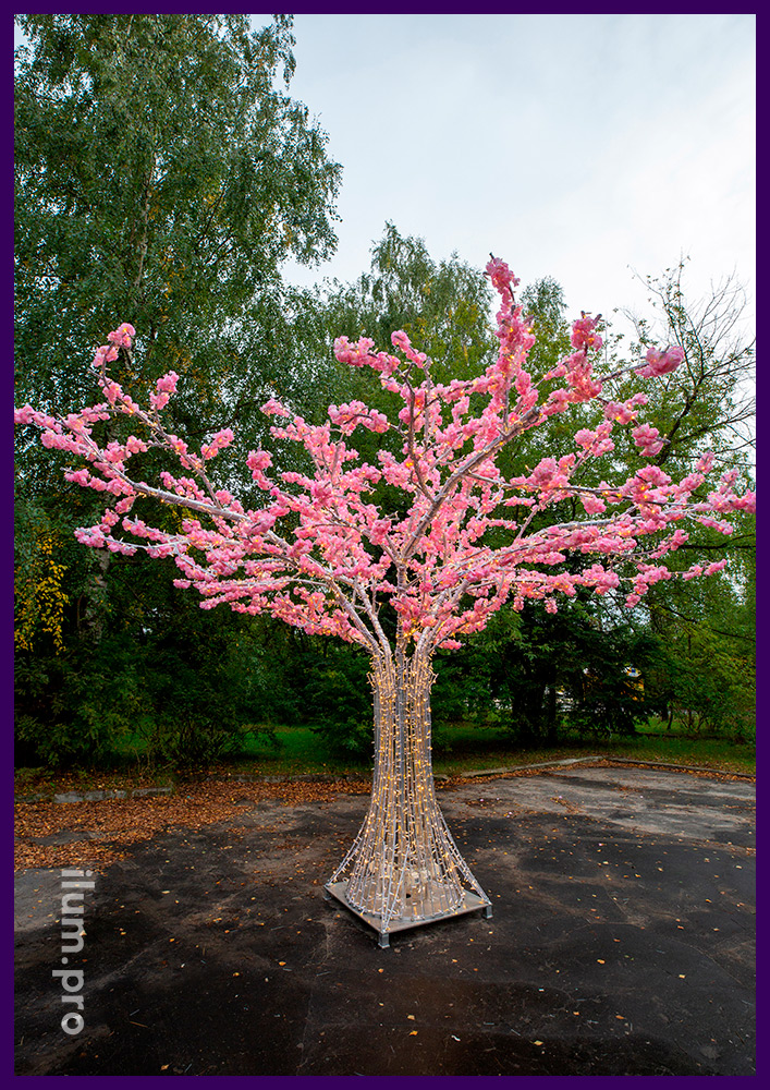Металлическое дерево с гирляндами и искусственными цветами для украшения города