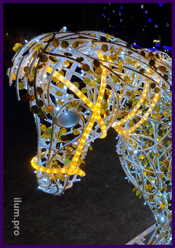 Лошадь из крашеного алюминия белого цвета с гирляндами и золотыми блёстками во Владимире
