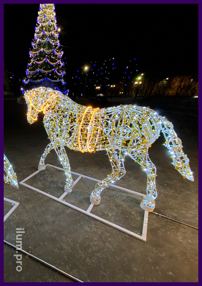 Лошади светодиодные с гирляндами и дюралайтом на алюминиевом каркасе на площади