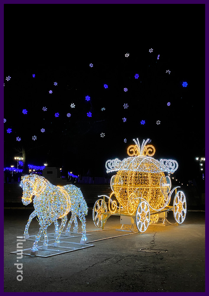 Новогодняя композиция в виде кареты и лошадей с гирляндами и дюралайтом для украшения города