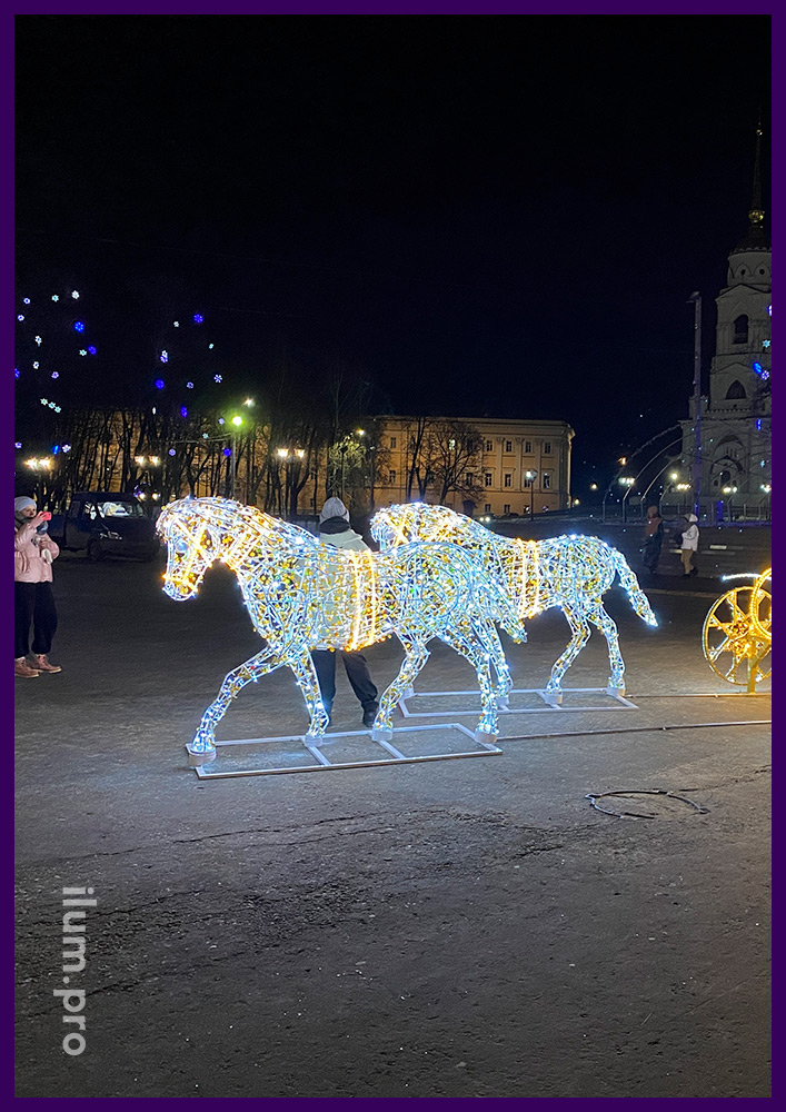 Пара белых лошадей с гирляндами - уличные фигуры на Новый год с подсветкой и блёстками