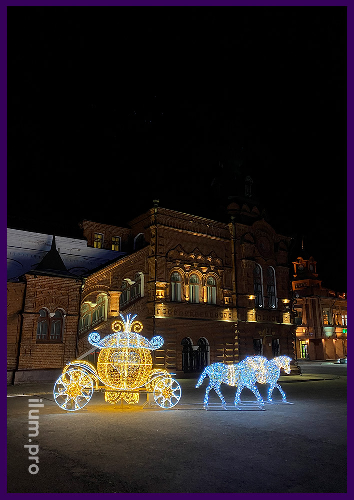 Карета и лошади из гирлянд на металлическом каркасе для украшения города на Новый год