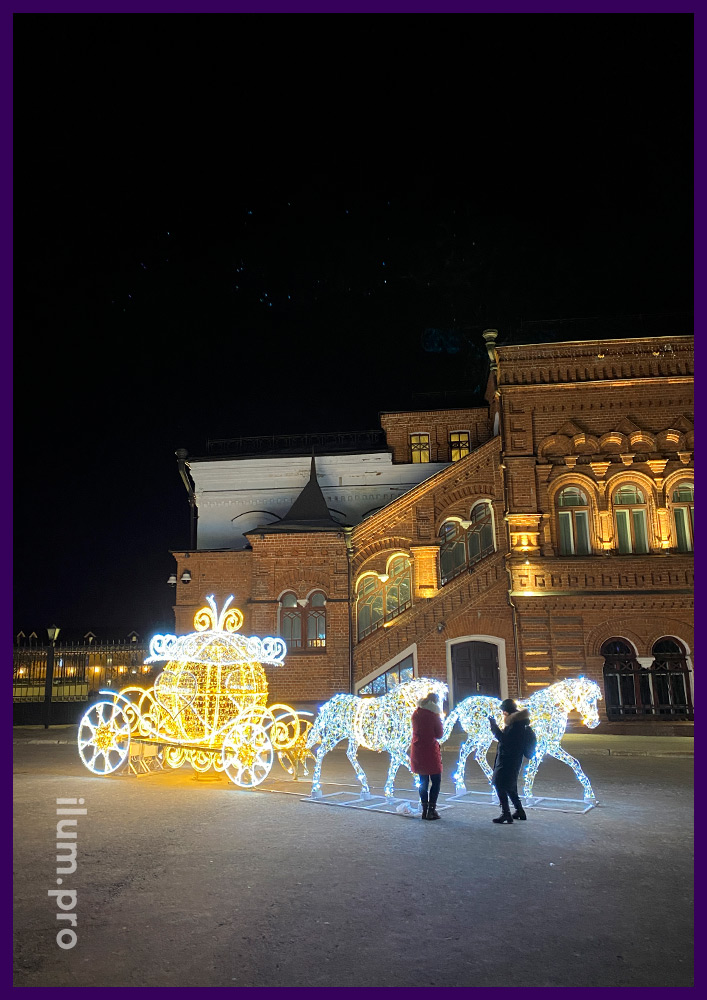 Разноцветная композиция из белых лошадей и золотой кареты с гирляндами во Владимире