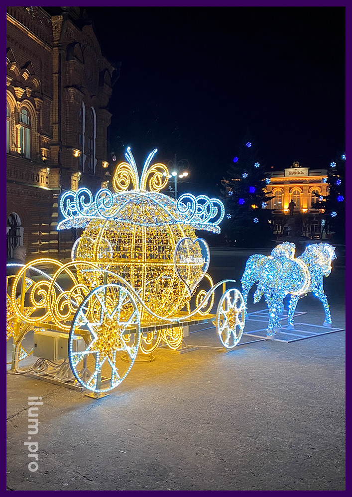 Новогодняя композиция в форме кареты с лошадьми с гирляндами и дюралайтом на городской площади