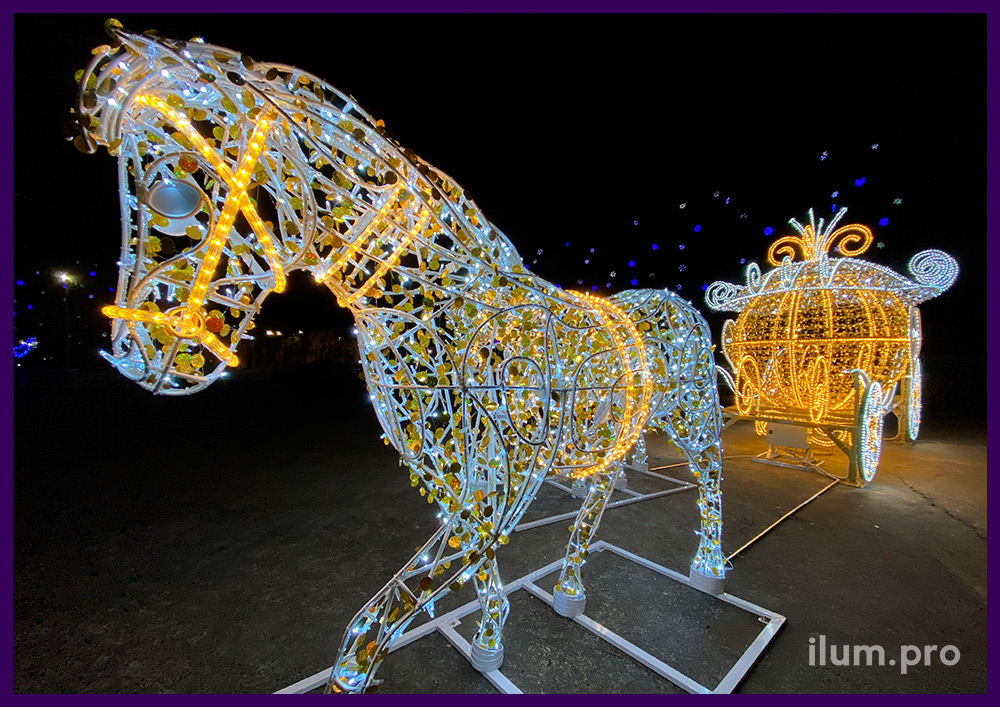 Новогодняя фотозона с гирляндами на каркасах в форме коней и кареты для Золушки
