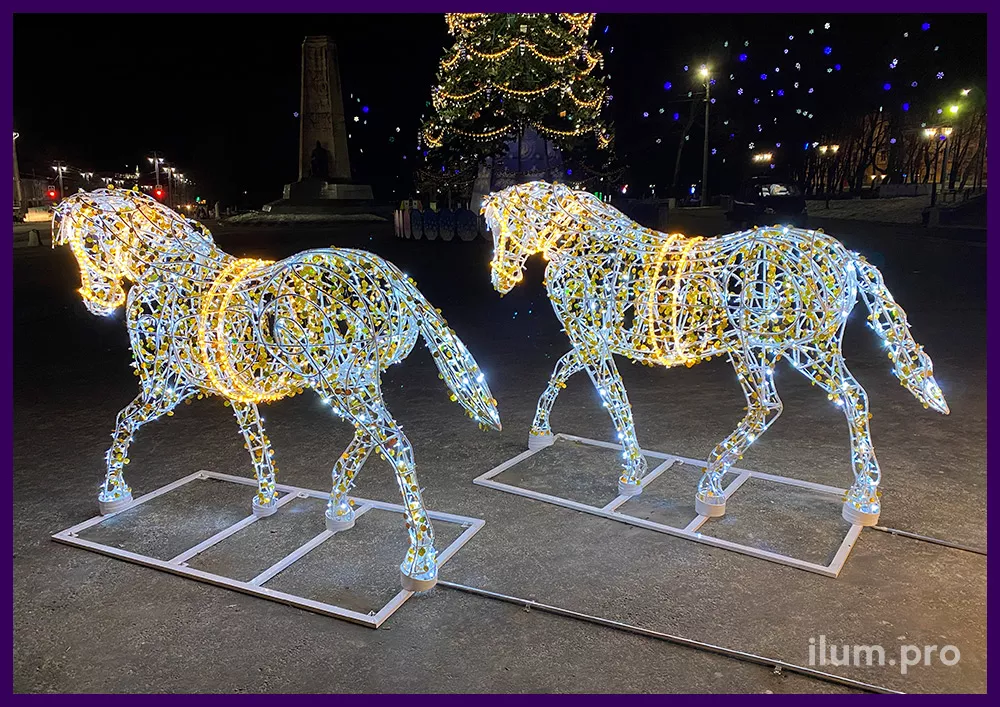 Фигуры лошадей с гирляндами и блёстками для украшения города на праздники